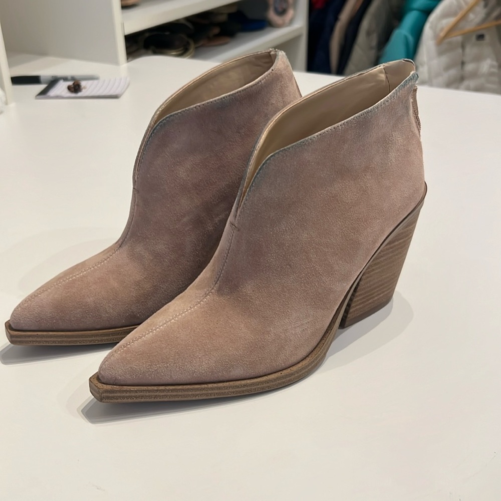 Vince Camuto suede taupe camel booties size 6